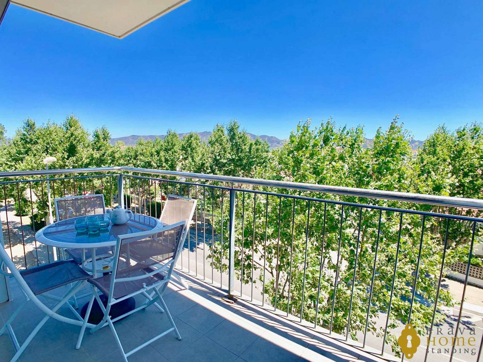 SUPERBE APPARTEMENT MODERNE AVEC PISCINE EN VENTE A EMPURIABRAVA
