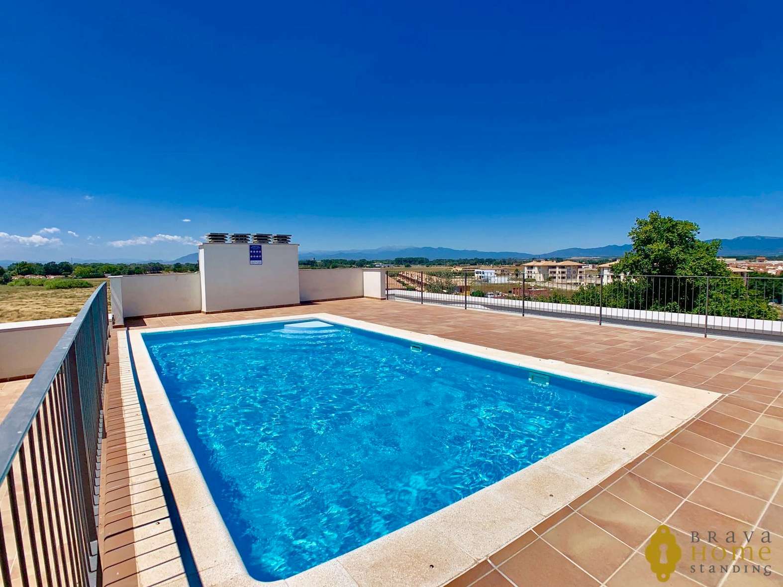 SUPERBE APPARTEMENT MODERNE AVEC PISCINE EN VENTE A EMPURIABRAVA