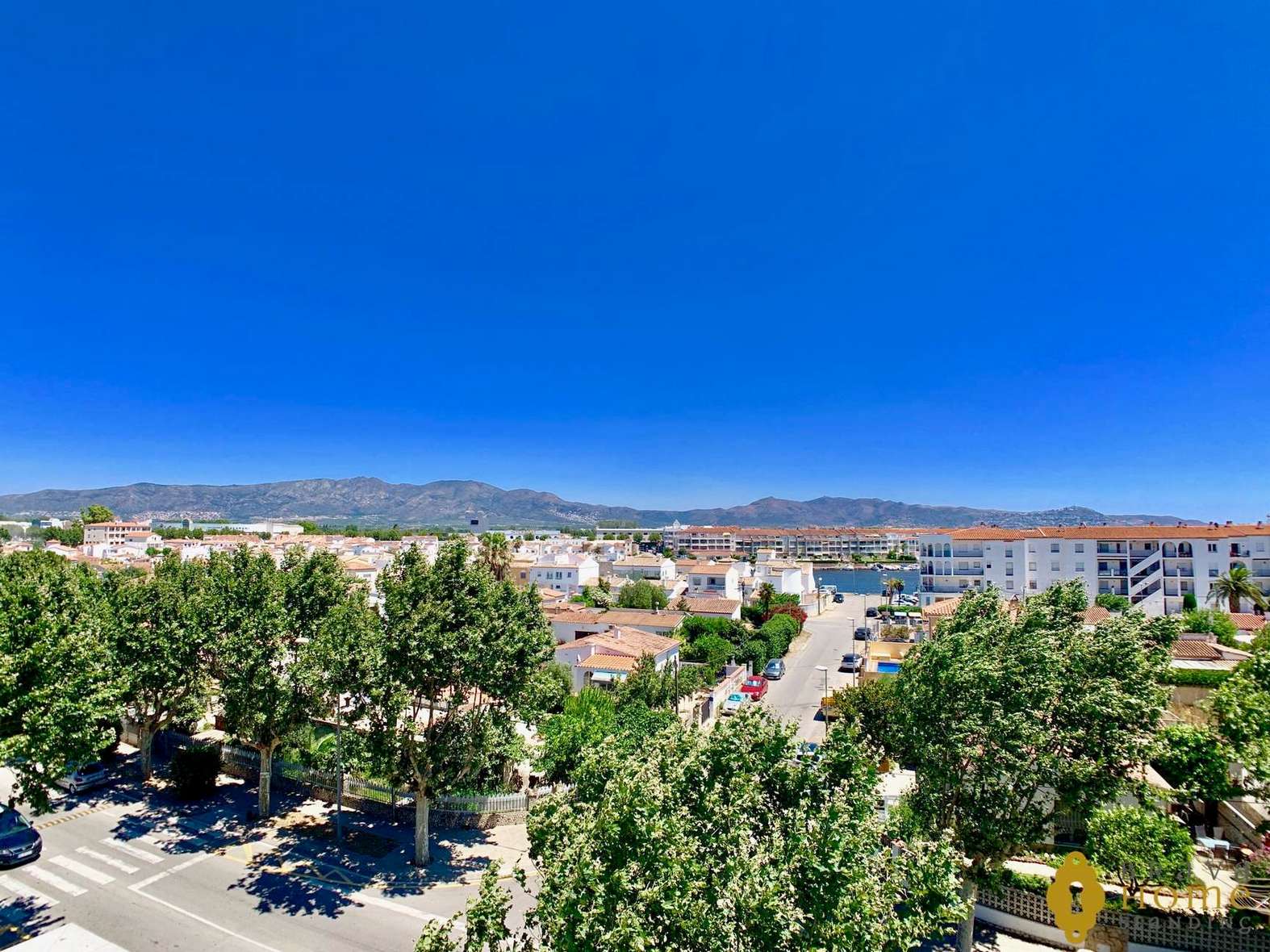 SUPERBE APPARTEMENT MODERNE AVEC PISCINE EN VENTE A EMPURIABRAVA