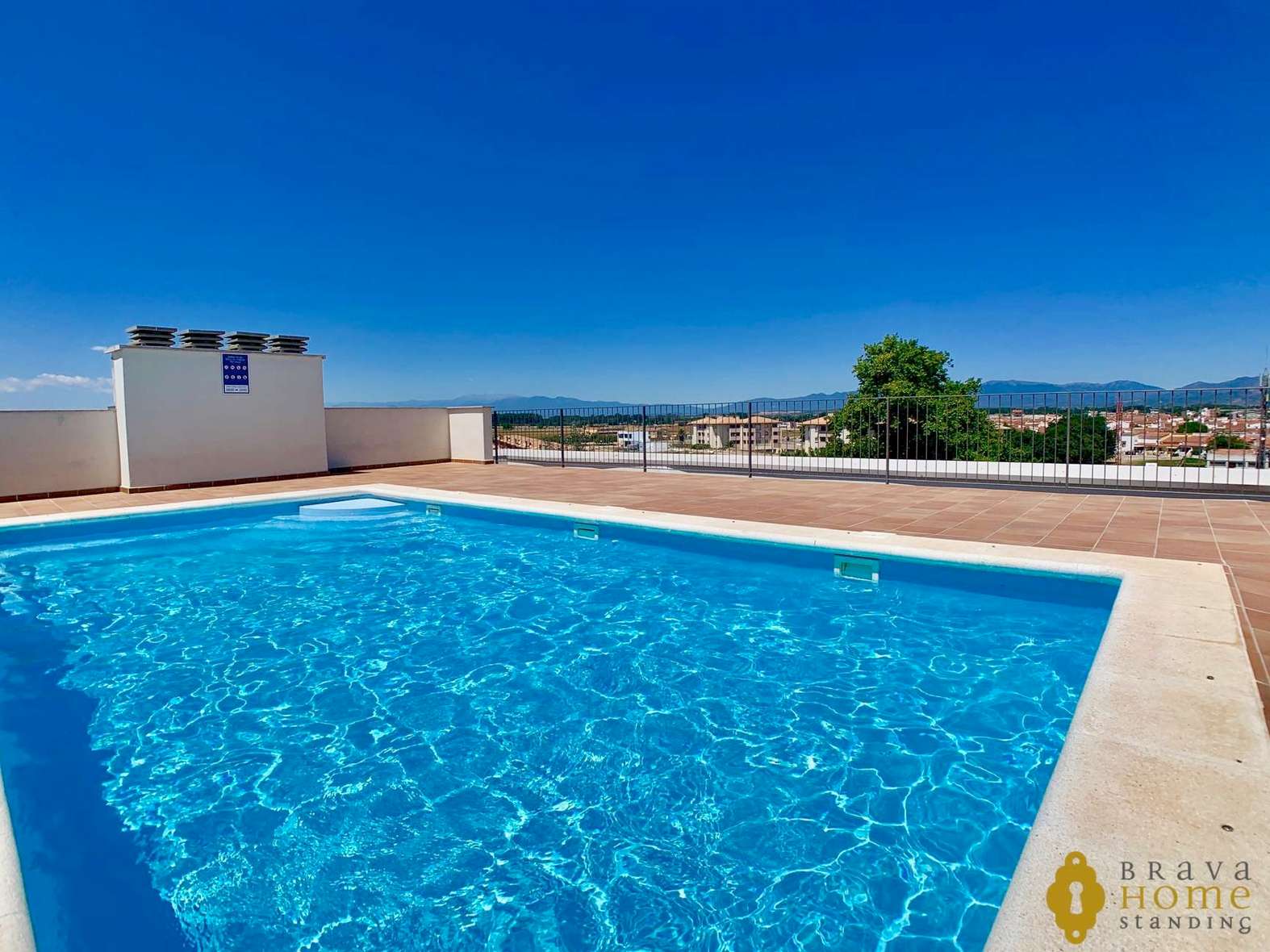 SUPERBE APPARTEMENT MODERNE AVEC PISCINE EN VENTE A EMPURIABRAVA