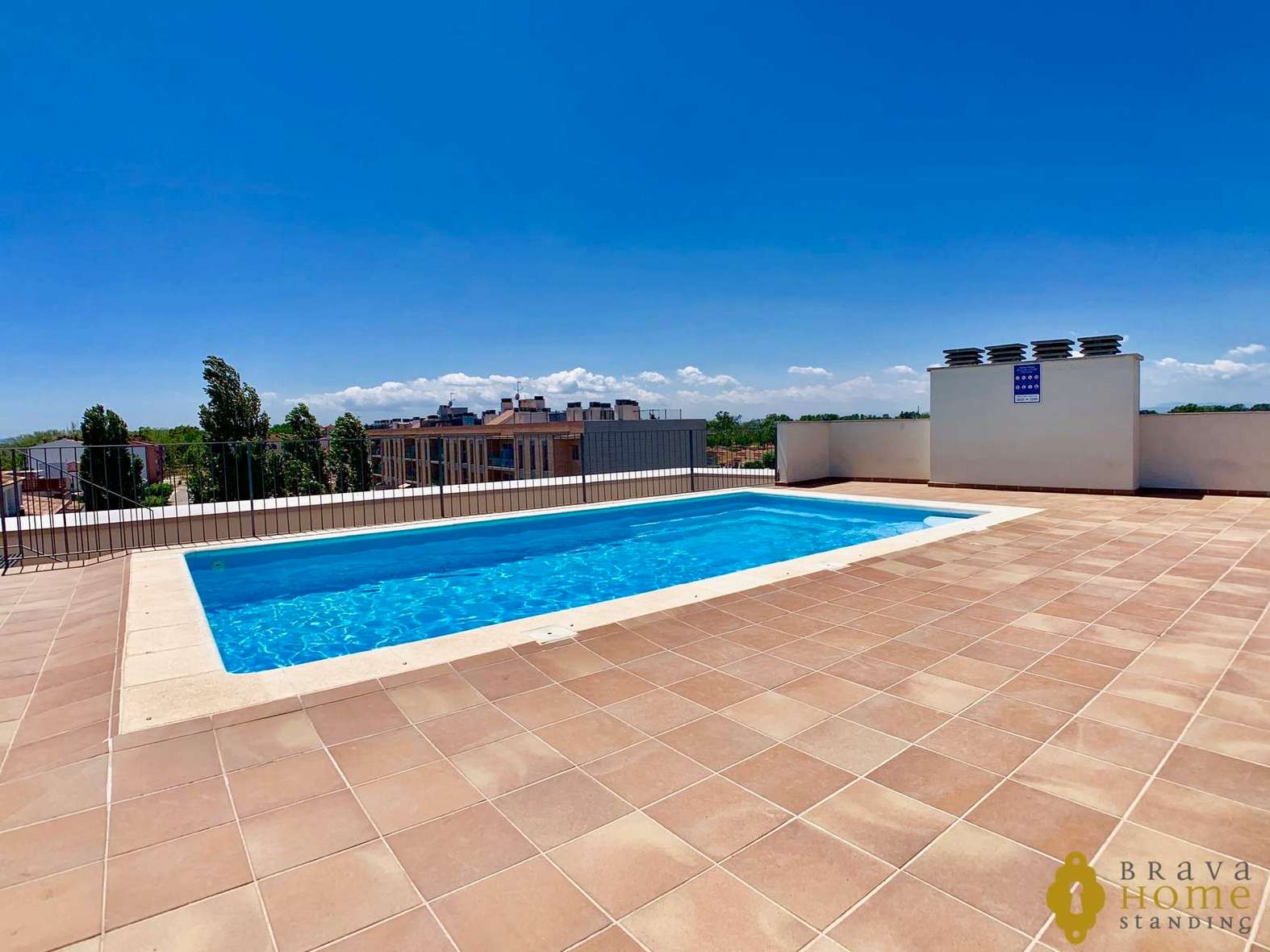 SUPERBE APPARTEMENT MODERNE AVEC PISCINE EN VENTE A EMPURIABRAVA