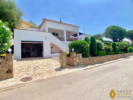 Belle villa de plain-pied avec vue mer en vente à Palau Saverdera