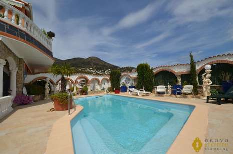 Belle villa avec piscine et appartement d'invités, en vente à Rosas - Mas Busca