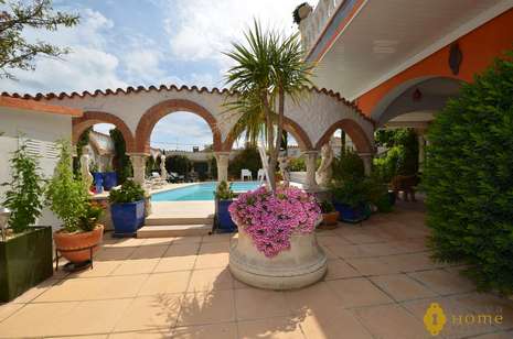 Belle villa avec piscine et appartement d'invités, en vente à Rosas - Mas Busca