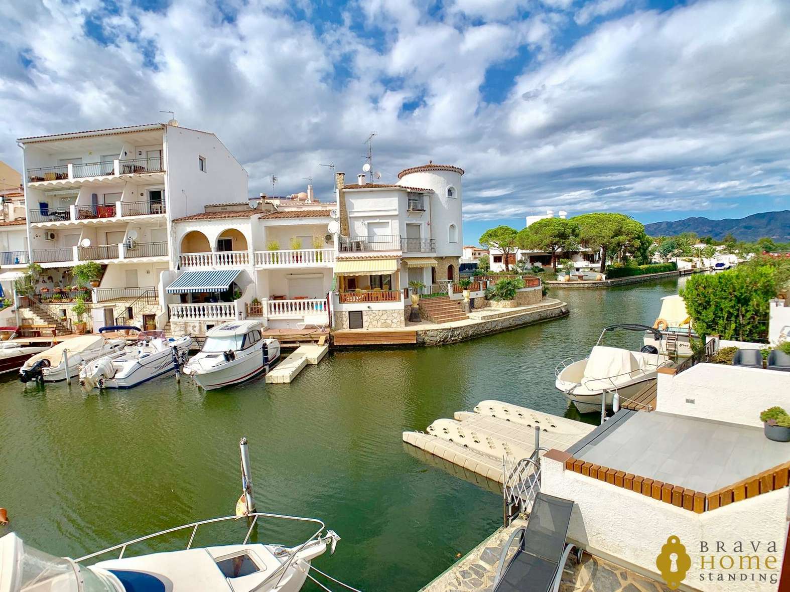 Nice apartment on the canal, with mooring and parking for sale in Empuriabrava