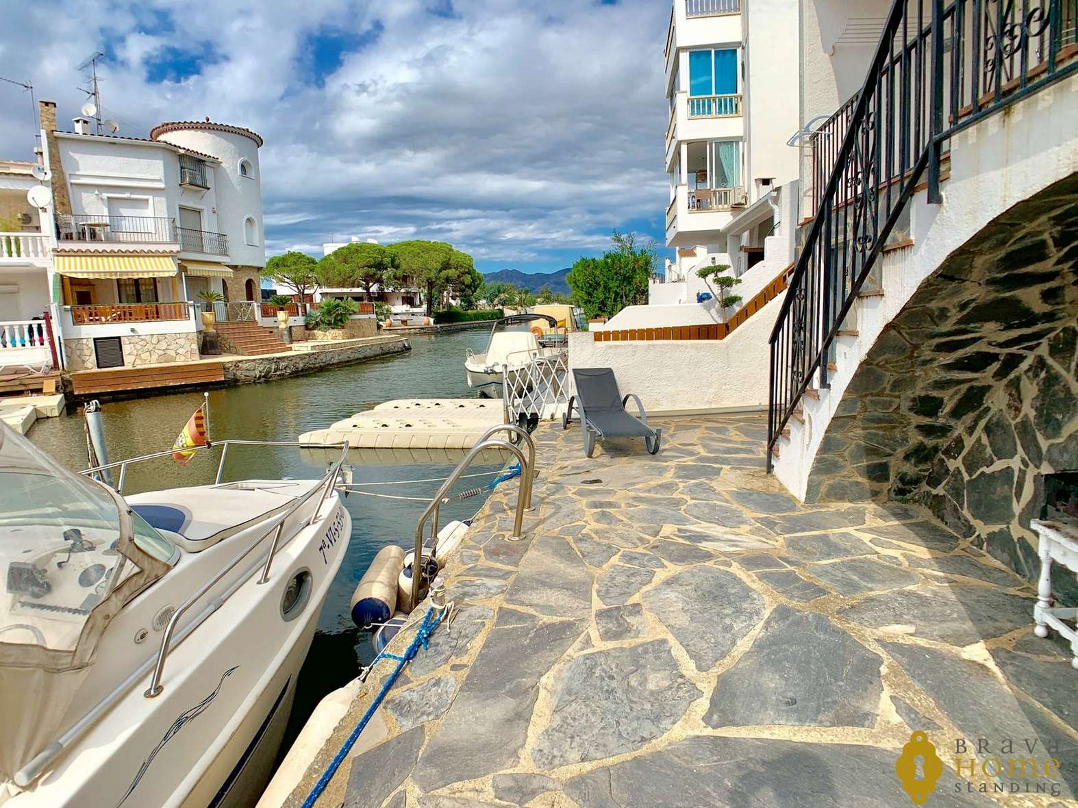 Nice apartment on the canal, with mooring and parking for sale in Empuriabrava