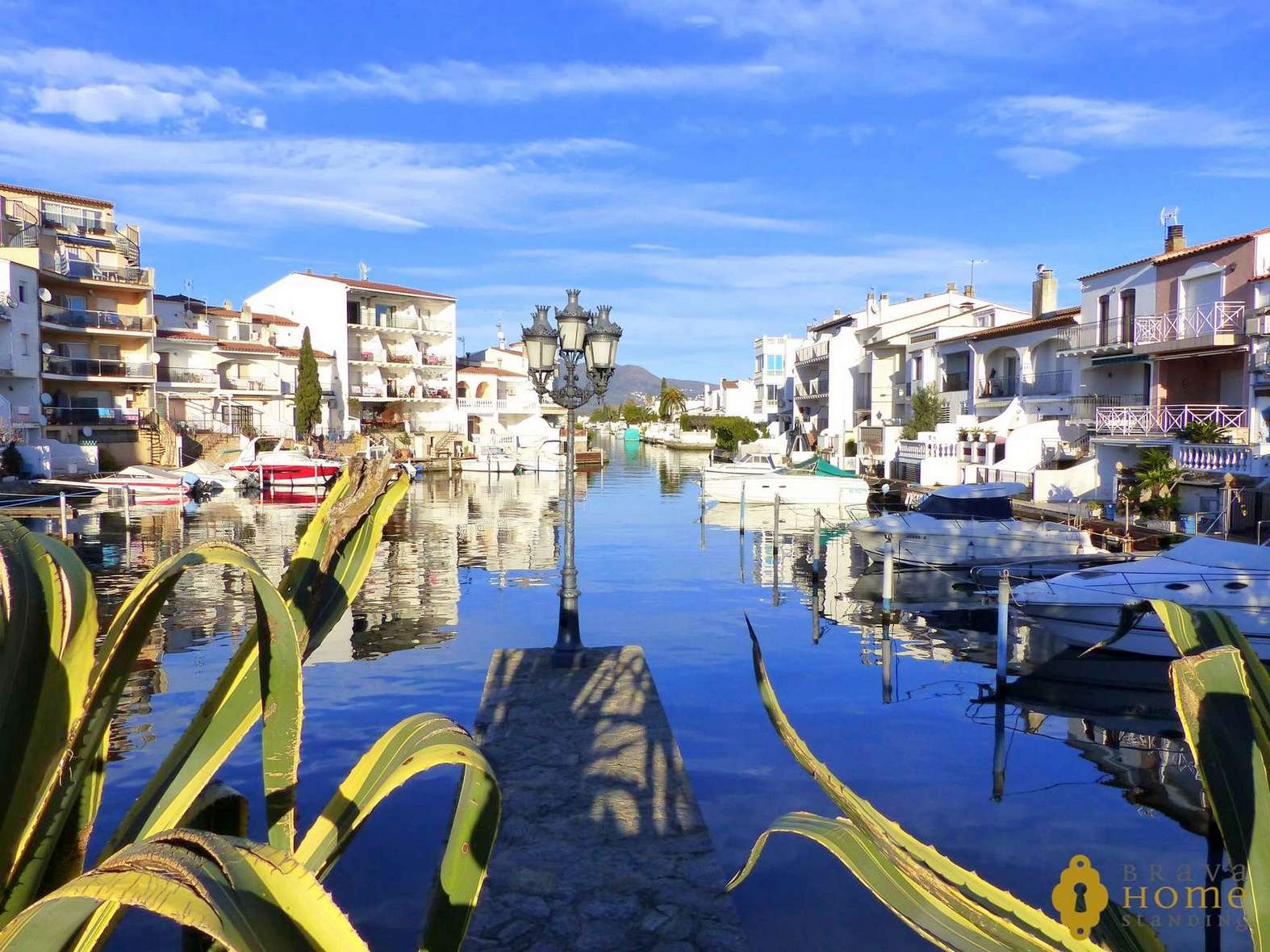 Nice apartment on the canal, with mooring and parking for sale in Empuriabrava