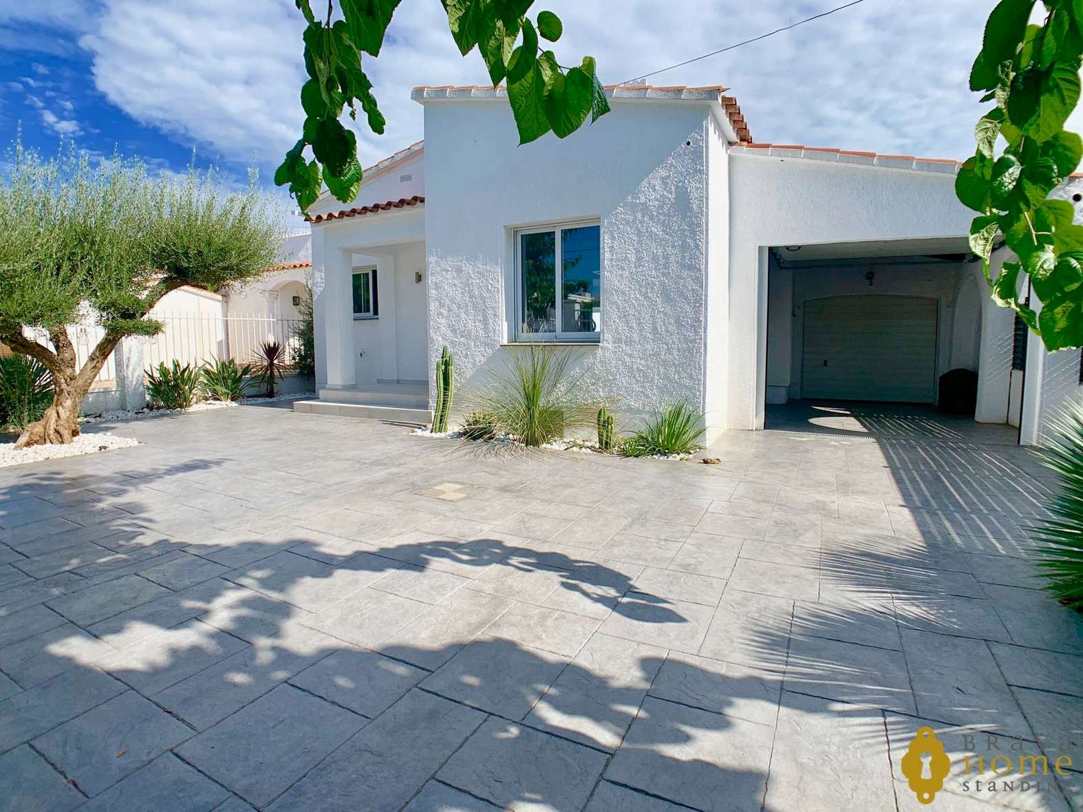 Precioso chalet al canal en venta en Empuriabrava