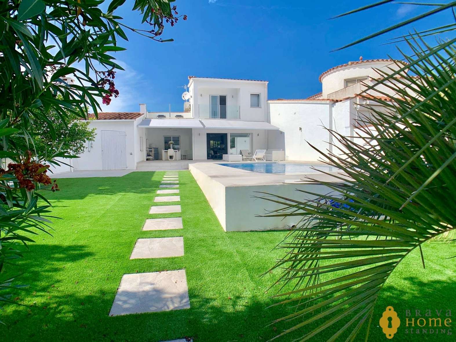 Superbe villa au canal orientée sud, en vente à Empuriabrava