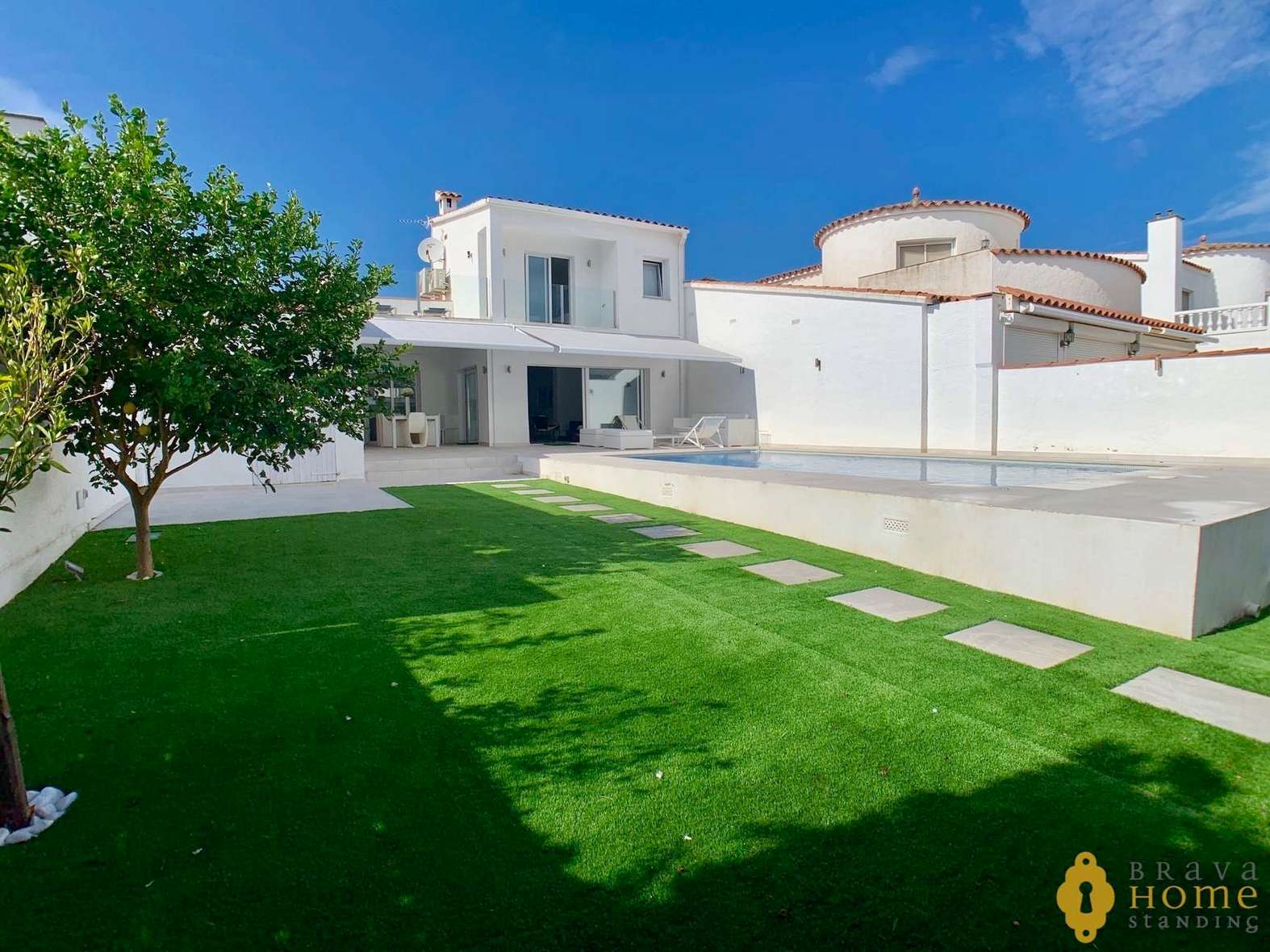 Superbe villa au canal orientée sud, en vente à Empuriabrava