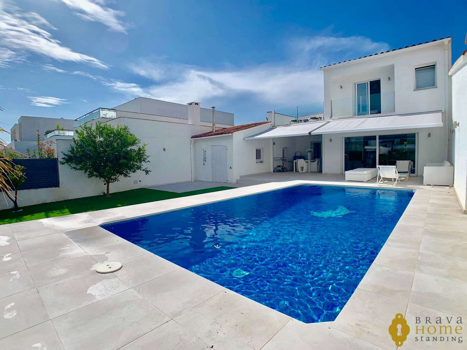 Superbe villa au canal orientée sud, en vente à Empuriabrava