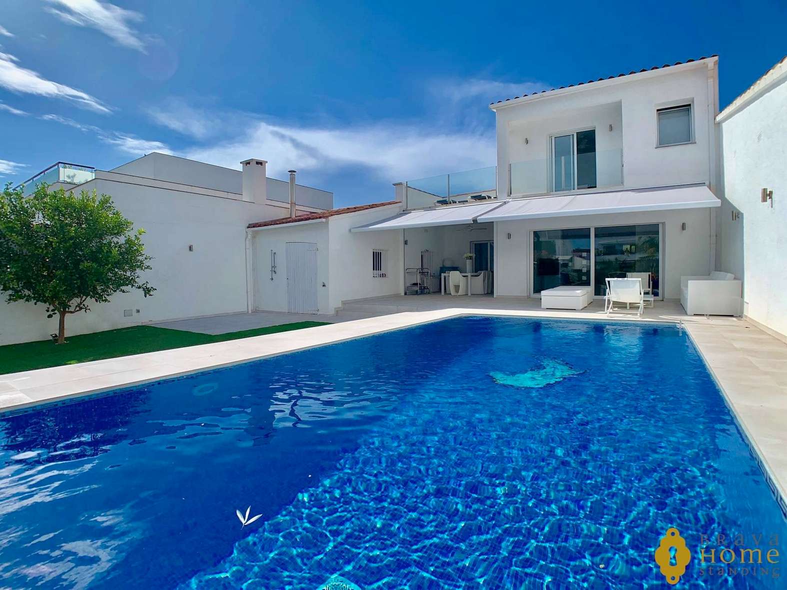 Precioso chalet al canal en venta en Empuriabrava