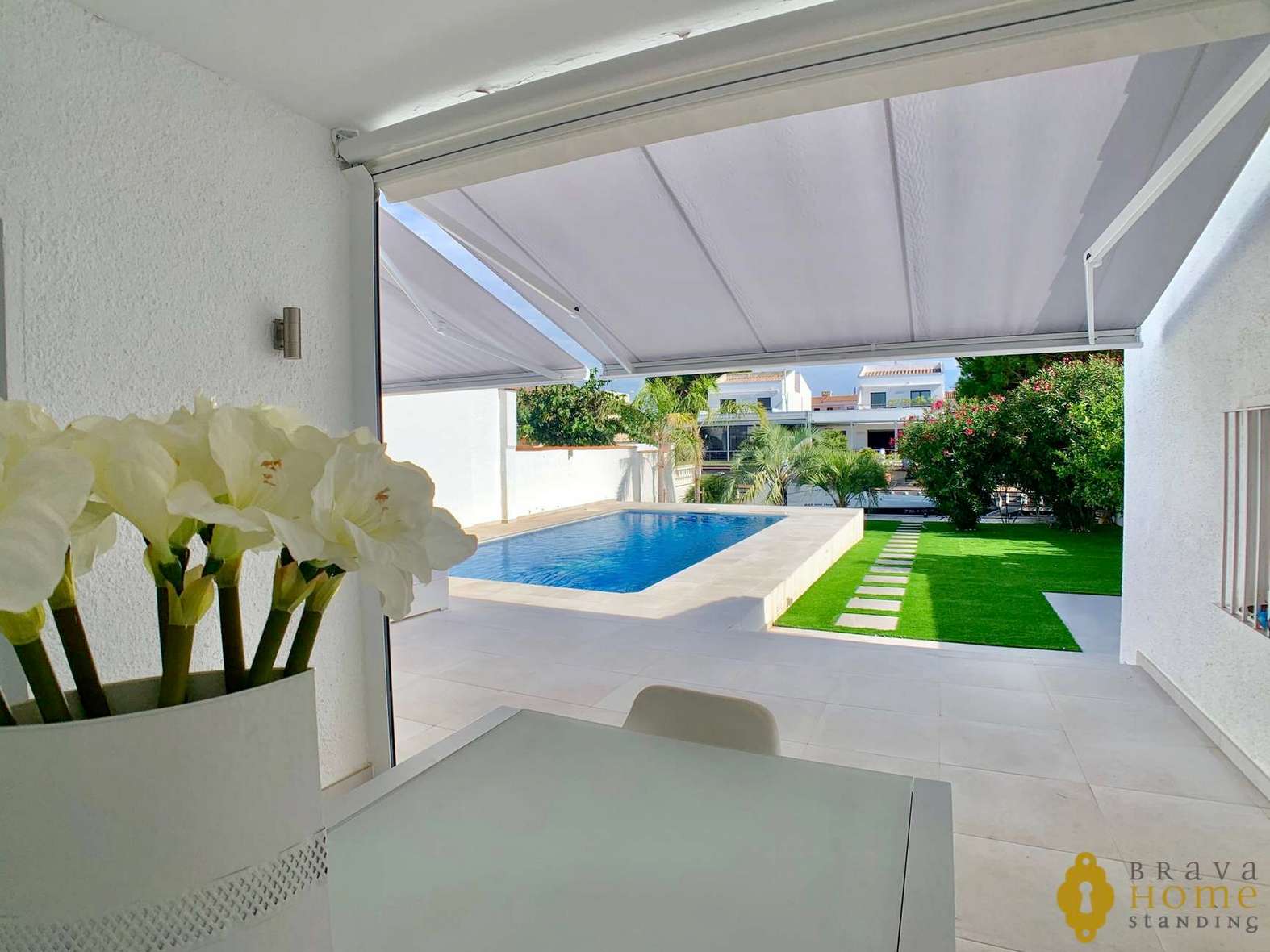 Superbe villa au canal orientée sud, en vente à Empuriabrava