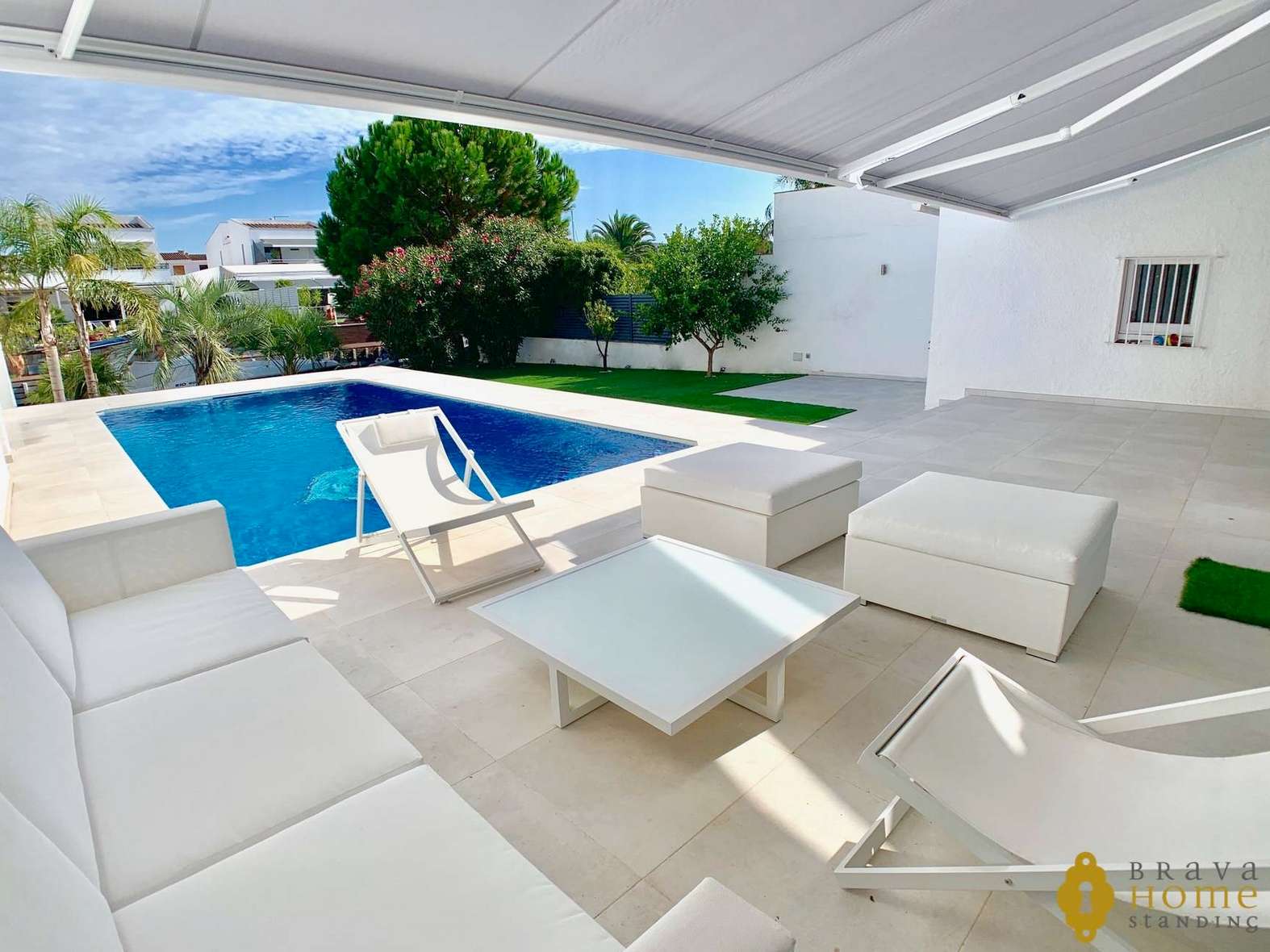 Superbe villa au canal orientée sud, en vente à Empuriabrava