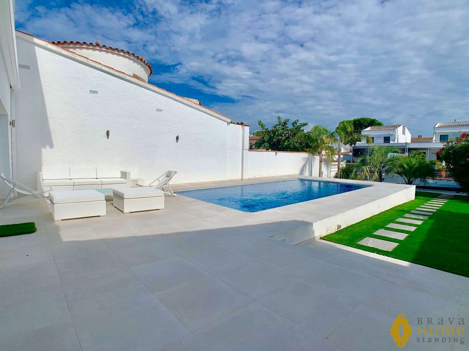 Superbe villa au canal orientée sud, en vente à Empuriabrava