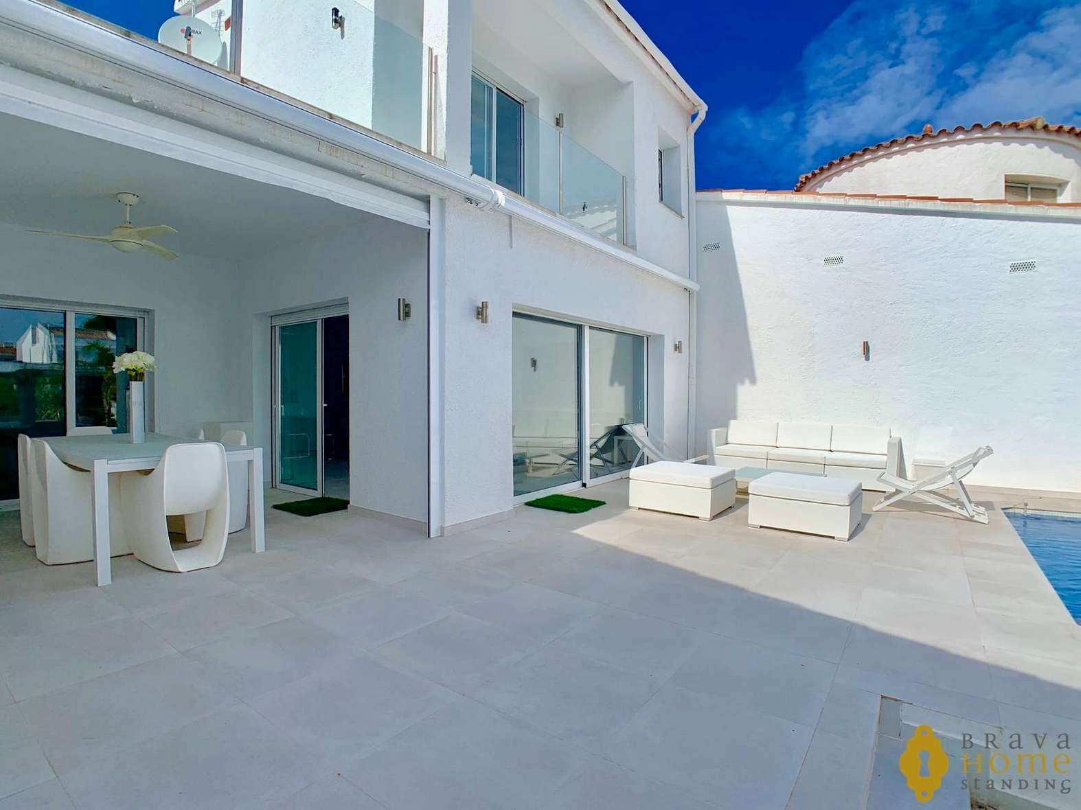 Superbe villa au canal orientée sud, en vente à Empuriabrava