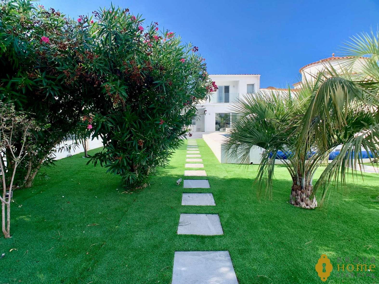 Superbe villa au canal orientée sud, en vente à Empuriabrava