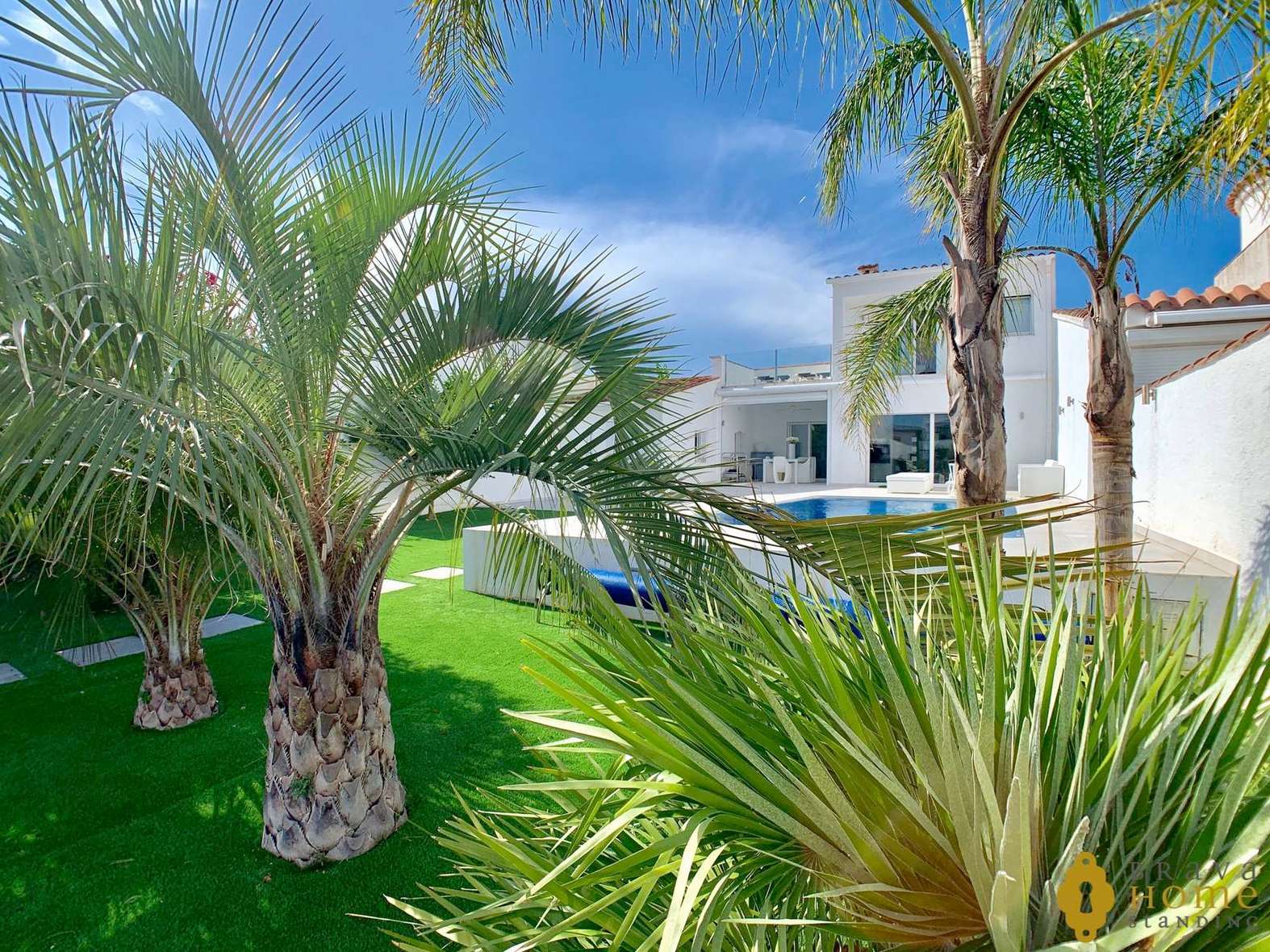 Precioso chalet al canal en venta en Empuriabrava