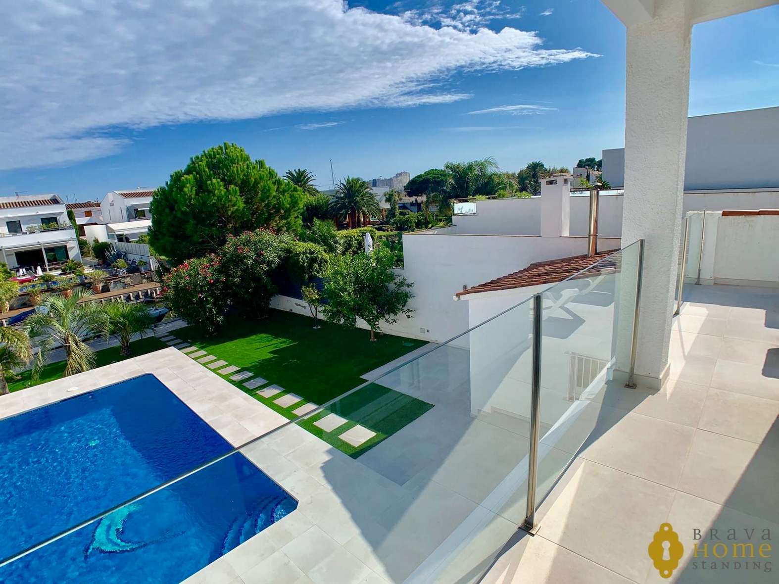 Superbe villa au canal orientée sud, en vente à Empuriabrava