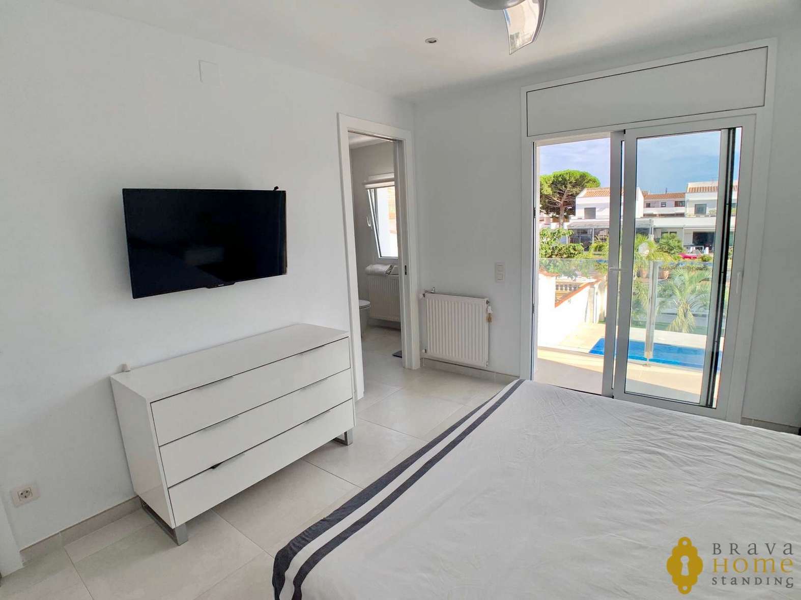 Superbe villa au canal orientée sud, en vente à Empuriabrava