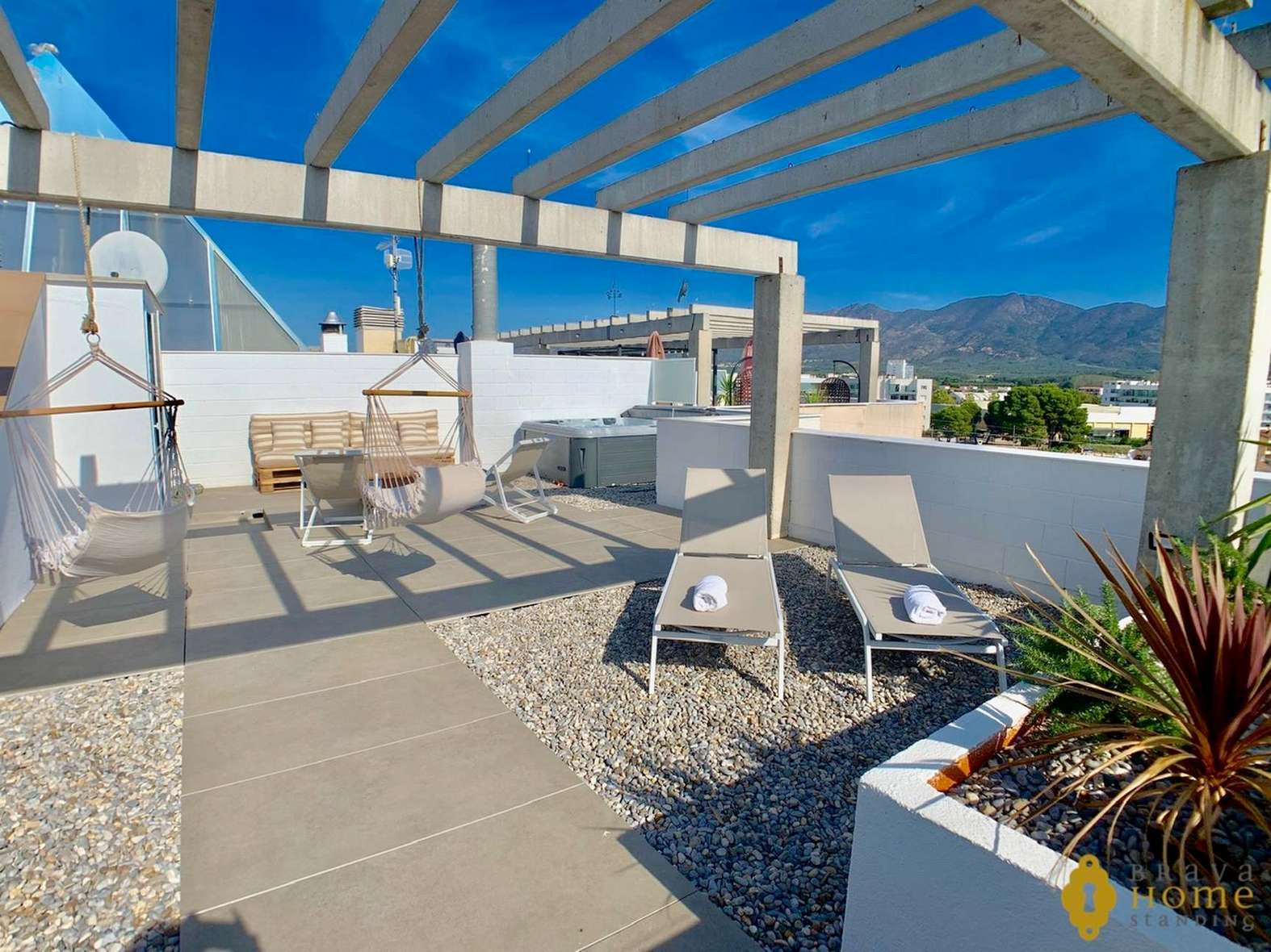 Superbe appartement atico avec vue mer ou montagne, terrasse, jacuzzi, et piscine, en vente à Rosas 