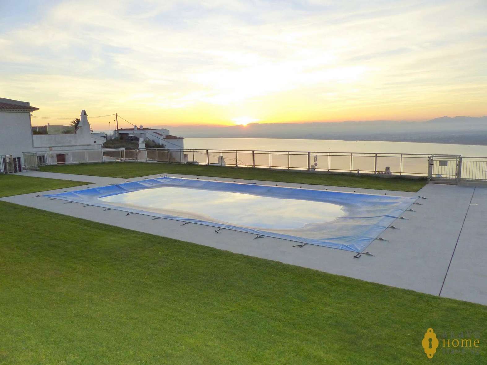 Preciosa casa con vistas al mar y piscina comunitaria en venta en Rosas