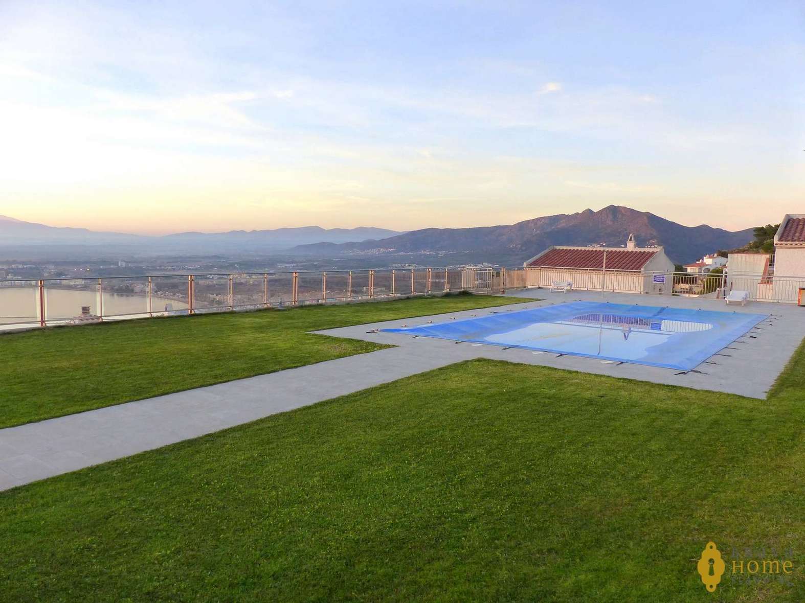 Preciosa casa con vistas al mar y piscina comunitaria en venta en Rosas