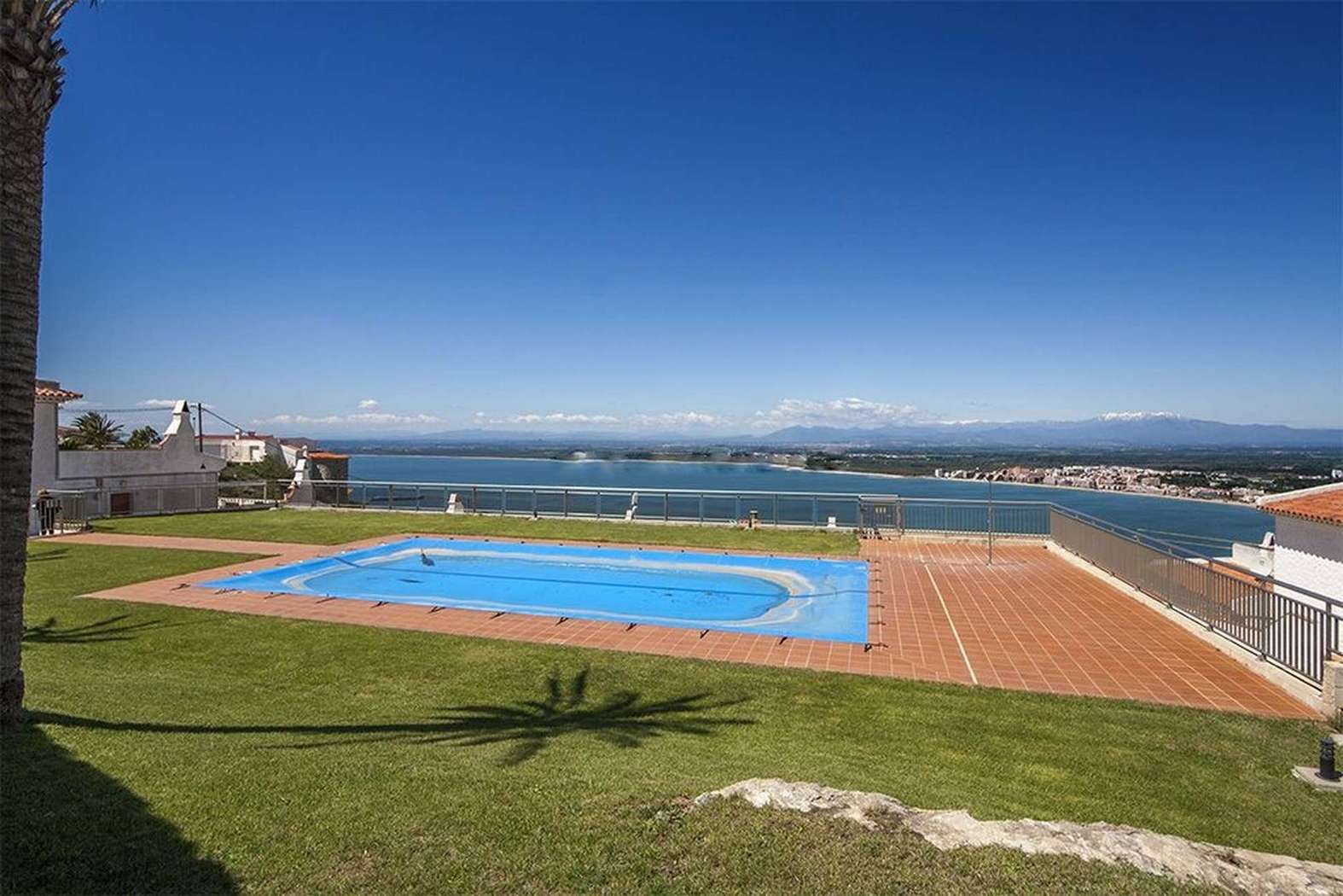 Belle maison avec vue mer et piscine communautaire en vente à Rosas