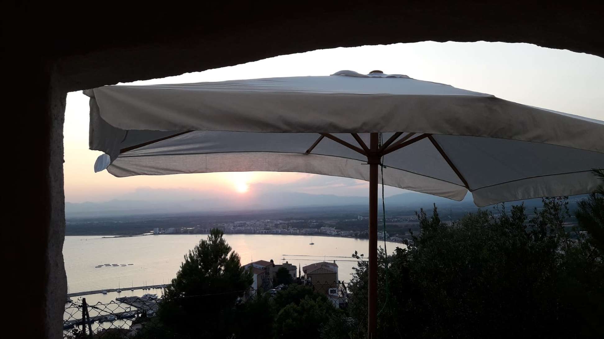 Bonica casa amb vista al mar i piscina comunitària en venda a Rosas