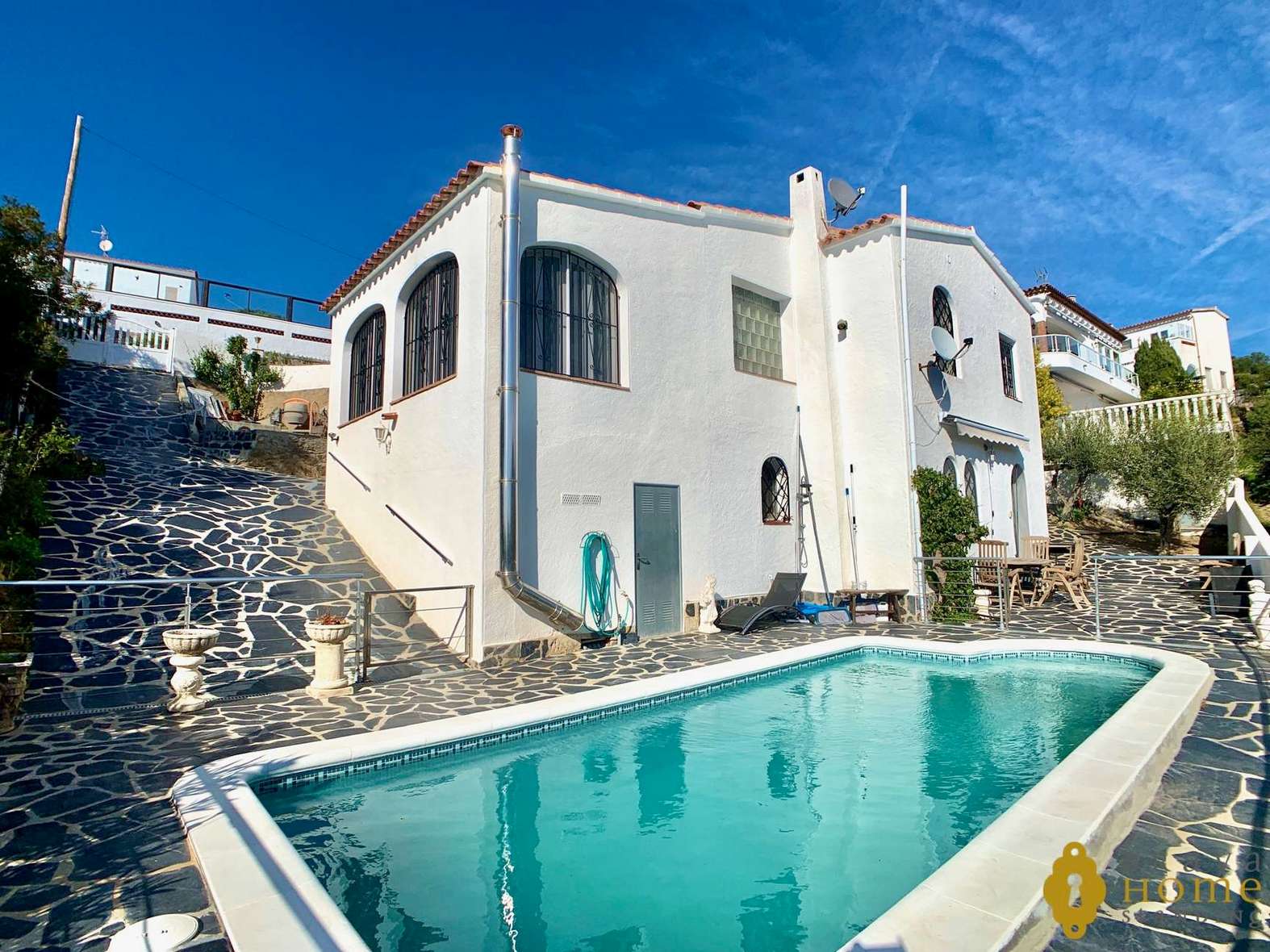 Beautiful villa with sea view and swimming pool for sale in Rosas