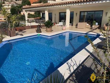Espléndida casa con piscina y vistas a la bahia de Rosas en venta en Palau Saverdera