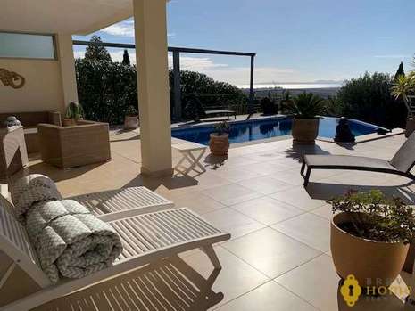 Esplèndida casa amb piscina i vistes a la badia de Roses en venda a Palau Saverdera