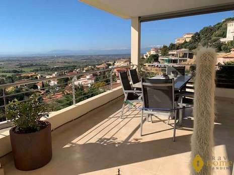 Splendid house with pool and views of the bay of Rosas for sale in Palau Saverdera