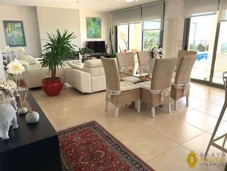 Splendid house with pool and views of the bay of Rosas for sale in Palau Saverdera