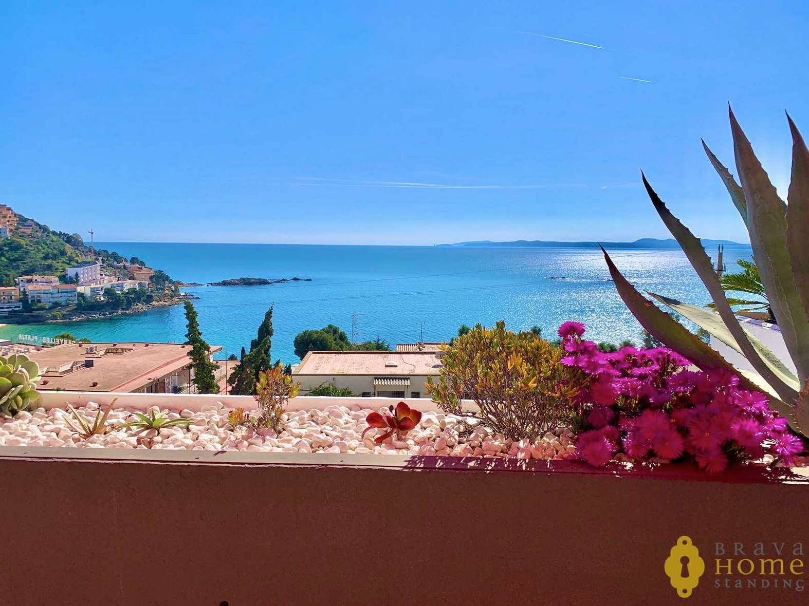 Apartment renovated with sea view, only 2 minutes walk from Canyelles beach 