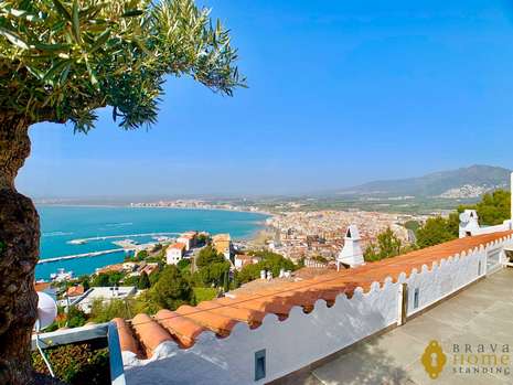 Preciosa casa con vistas al mar y piscina en venta en Rosas