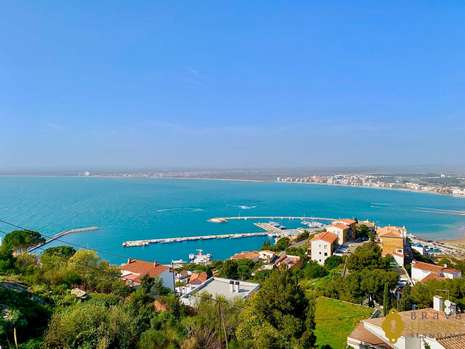 Preciosa casa con vistas al mar y piscina en venta en Rosas