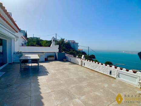 Preciosa casa con vistas al mar y piscina en venta en Rosas