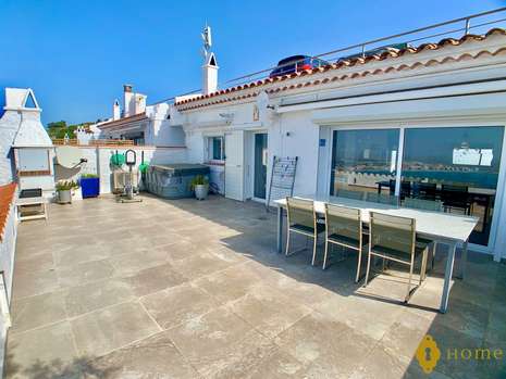 Preciosa casa con vistas al mar y piscina en venta en Rosas