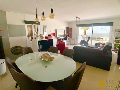 Preciosa casa con vistas al mar y piscina en venta en Rosas