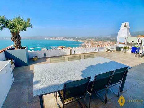 Preciosa casa con vistas al mar y piscina comunitaria en venta en Rosas
