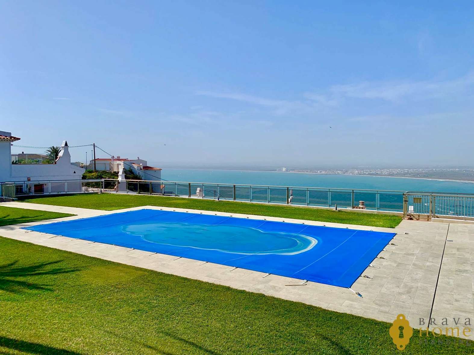 Preciosa casa amb vistes a la mar i piscina comunitària en venda a Roses