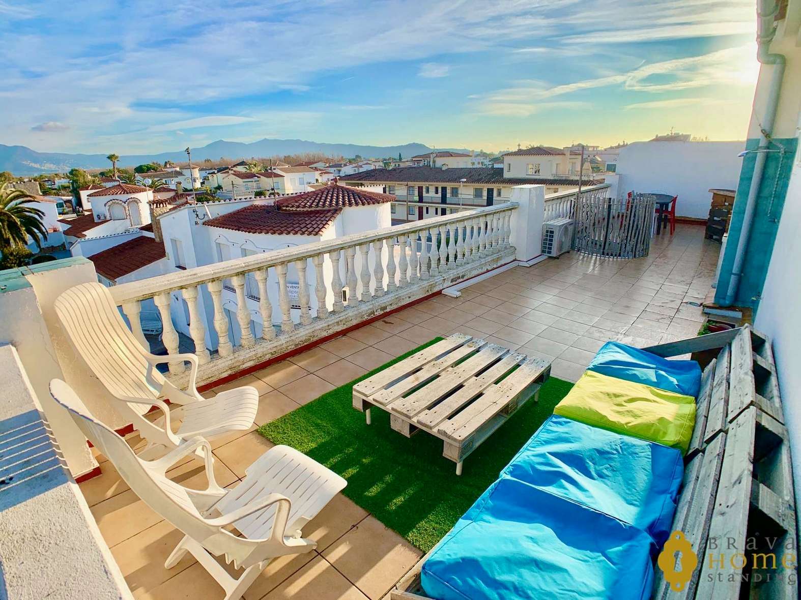 Beautiful apartment with 45m2 terrace and mooring for sale in Empuriabrava
