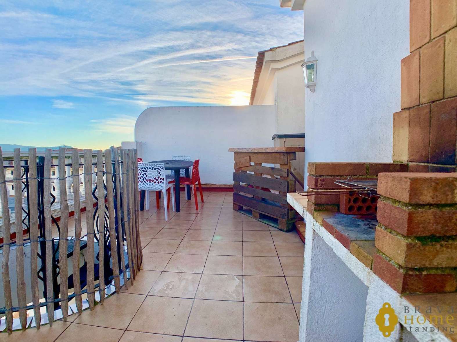 Beautiful apartment with 45m2 terrace and mooring for sale in Empuriabrava