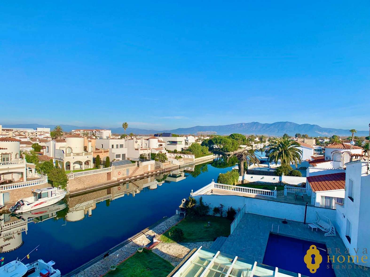 Beautiful apartment with 45m2 terrace and mooring for sale in Empuriabrava