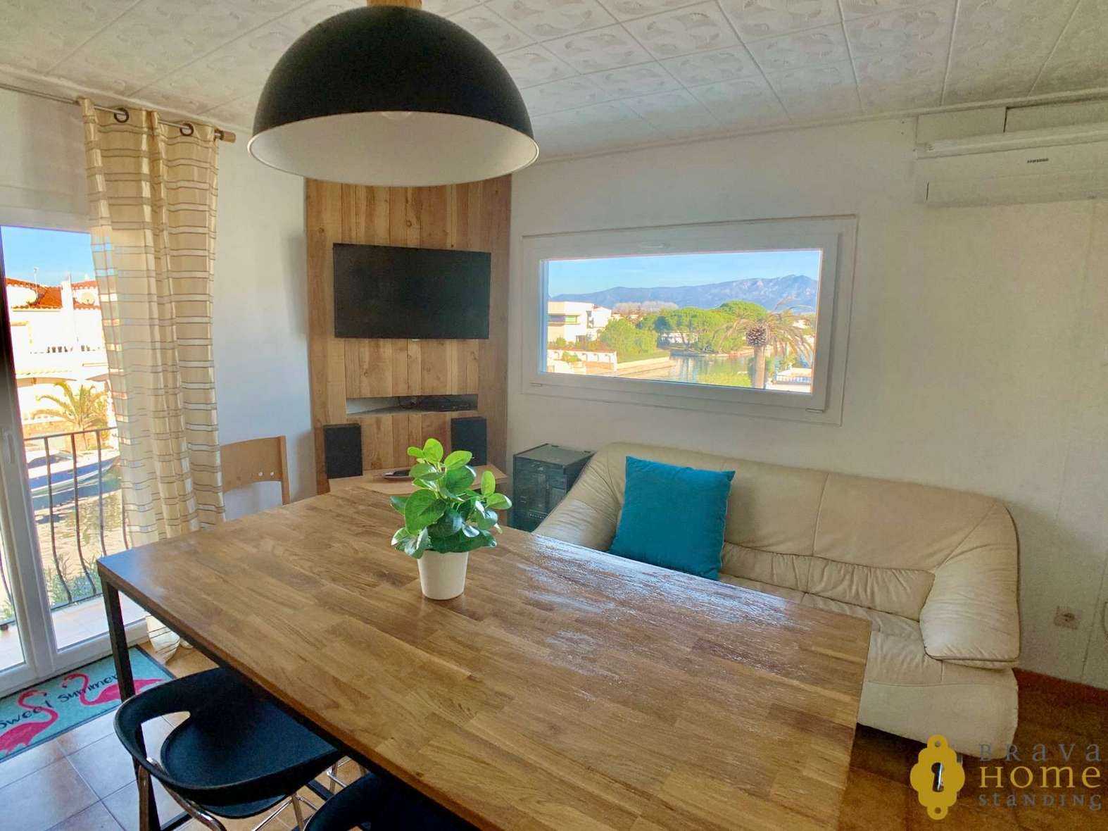 Beautiful apartment with 45m2 terrace and mooring for sale in Empuriabrava