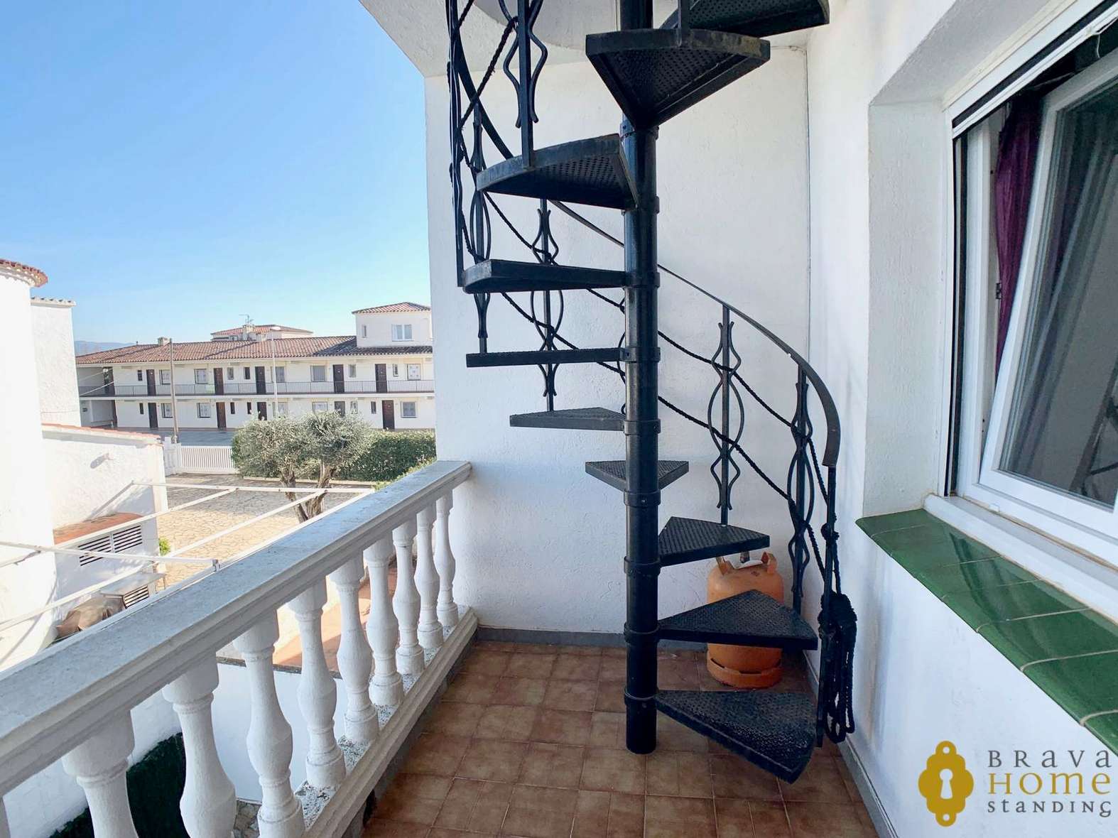 Beautiful apartment with 45m2 terrace and mooring for sale in Empuriabrava
