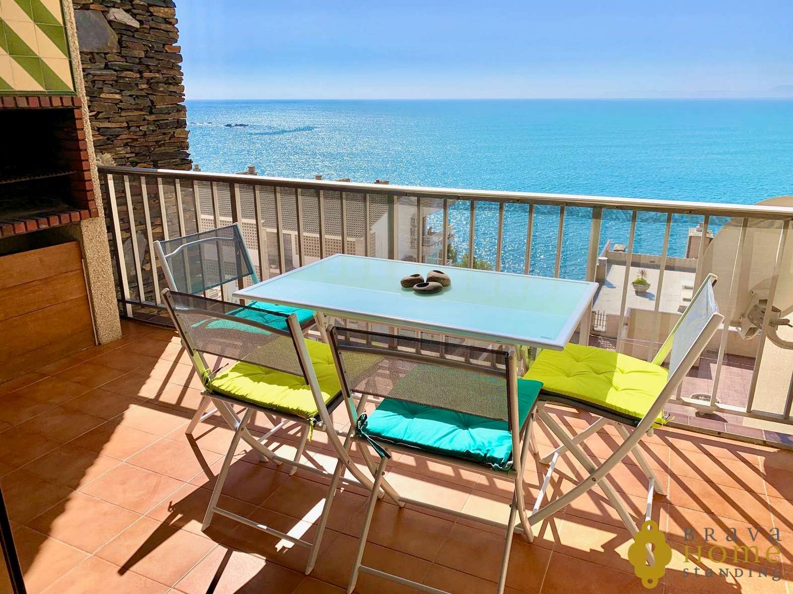 Beautiful top floor apartment with sea view and pool for sale in Rosas