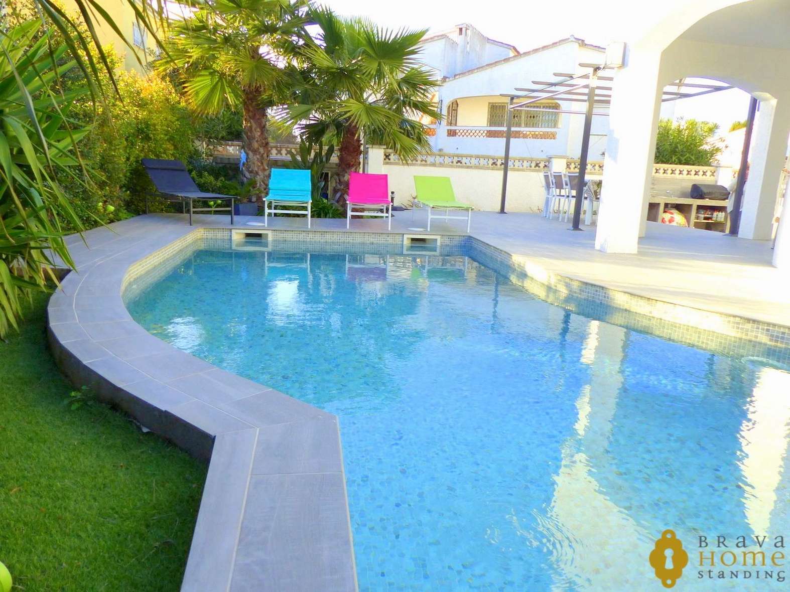 Espectacular villa de dos apartamentos con piscina en venta en Empuriabrava