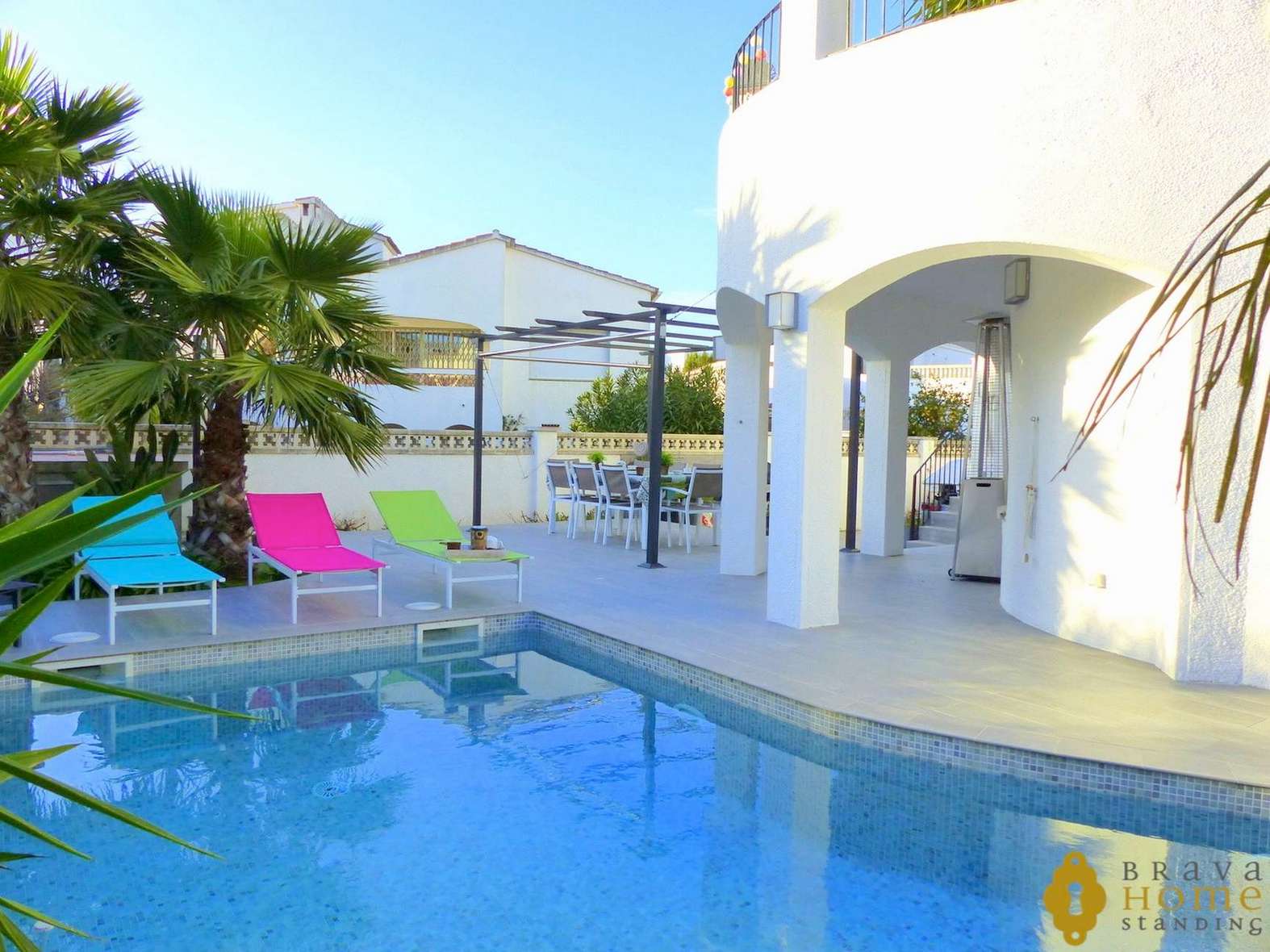 Espectacular villa de dos apartamentos con piscina en venta en Empuriabrava